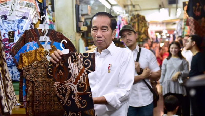 Presiden beserta keluarga nampak sibuk mencari pakaian batik untuk cucunya.
