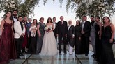 Sang pengantin berfoto bersama keluarga dan kerabat. Pernikahan Oezil berlangsung sederhana di Hotel Four Seasons tepi Selat Bosphorus. Tak tampak satu pun tampak rekan-rekan setim di Arsenal. (Murat Cetinmuhurdar/Presidential Press Office)