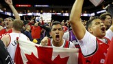 Para fan tim tamu, Toronto Raptors, merayakan kemenangan timnya dan mereka tak sabar menantikan pesta kembali pada Minggu (9/6) waktu setempat. (Mandatory Credit: Cary Edmondson-USA TODAY Sports)