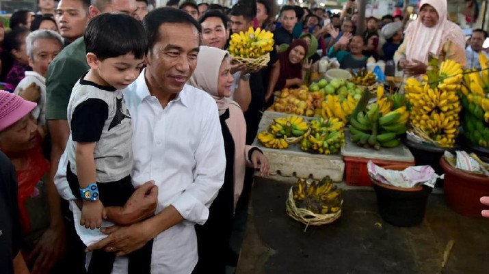 Jokowi dan Jan Ethes berbelanja di Pasar Gede Solo, Minggu (9/6/2019). (Foto: Muchlis Jr - Biro Pers Sekretariat Presiden)