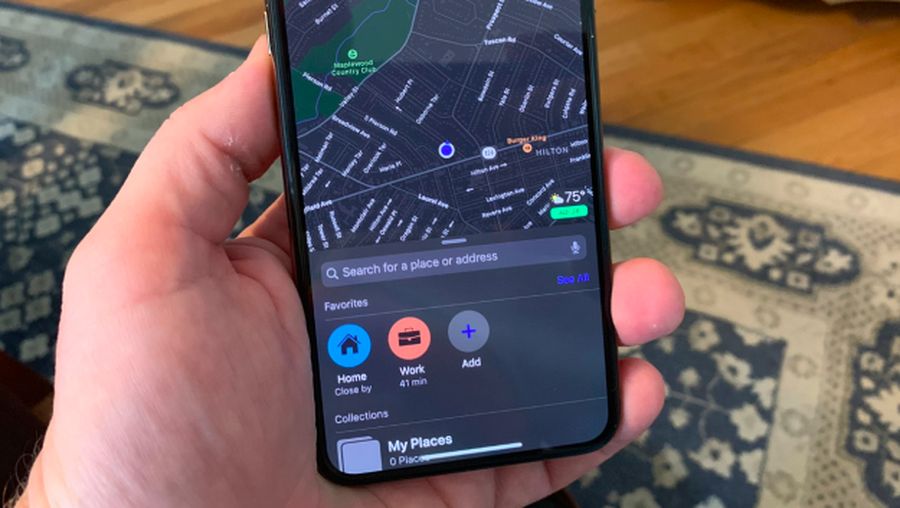 Fitur dark mode ini baru tersedia di iOS 13 versi beta. Berikut penampakannya di iPhone.