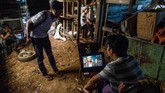 Tema-tema pahlawan super dan mayat hidup (zombie) masih laris dalam perfilman Myanmar. Namun, sejumlah sineas muda menyuguhkan drama dan tema lainnya sebagai variasi. (Photo by Sai Aung MAIN / AFP)