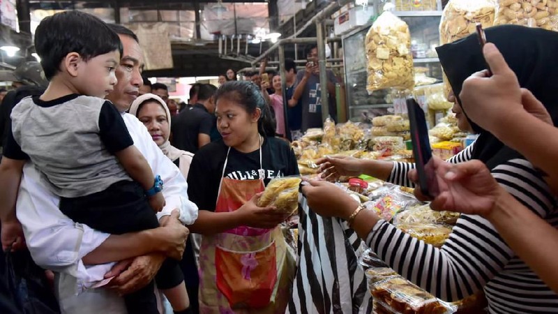 Presiden Jokowi dan keluarga berbelanja di Pasar Gede Solo, Minggu (9/6/2019).
