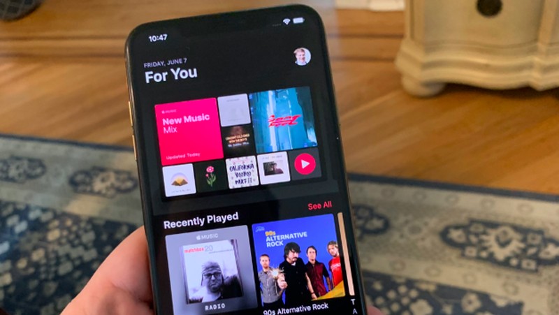Fitur dark mode ini baru tersedia di iOS 13 versi beta. Berikut penampakannya di iPhone.