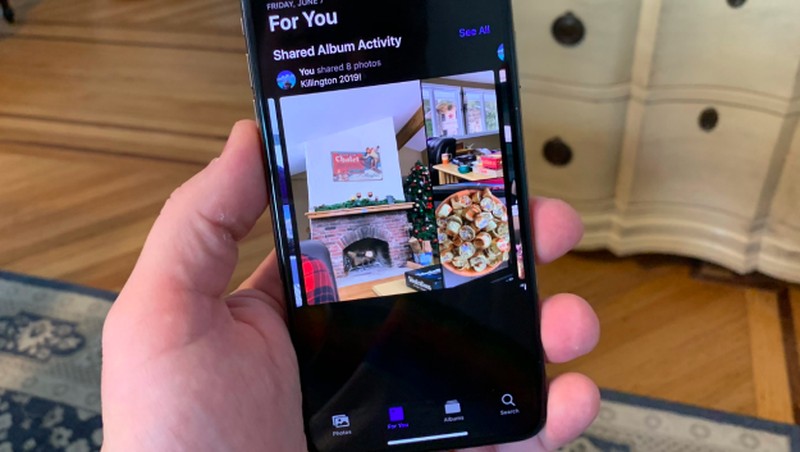 Fitur dark mode ini baru tersedia di iOS 13 versi beta. Berikut penampakannya di iPhone.