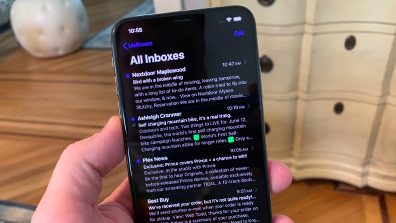 Fitur dark mode ini baru tersedia di iOS 13 versi beta. Berikut penampakannya di iPhone.