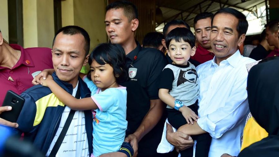 Presiden Jokowi dan keluarga berbelanja di Pasar Gede Solo, Minggu (9/6/2019).
