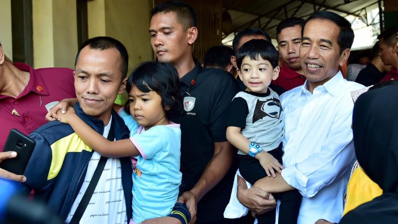 Presiden Jokowi dan keluarga berbelanja di Pasar Gede Solo, Minggu (9/6/2019).