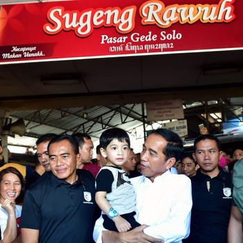Curi Perhatian, Jokowi Ajak Jan Ethes Blusukan ke Pasar Solo