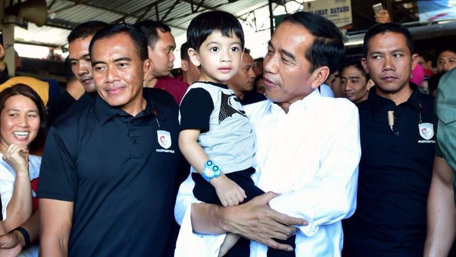 Presiden Jokowi dan keluarga berbelanja di Pasar Gede Solo, Minggu (9/6/2019).
