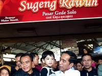Curi Perhatian, Jokowi Ajak Jan Ethes Blusukan ke Pasar Solo