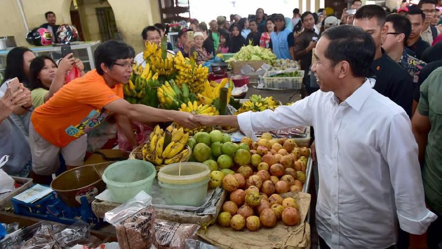 Presiden Jokowi dan keluarga berbelanja di Pasar Gede Solo, Minggu (9/6/2019).