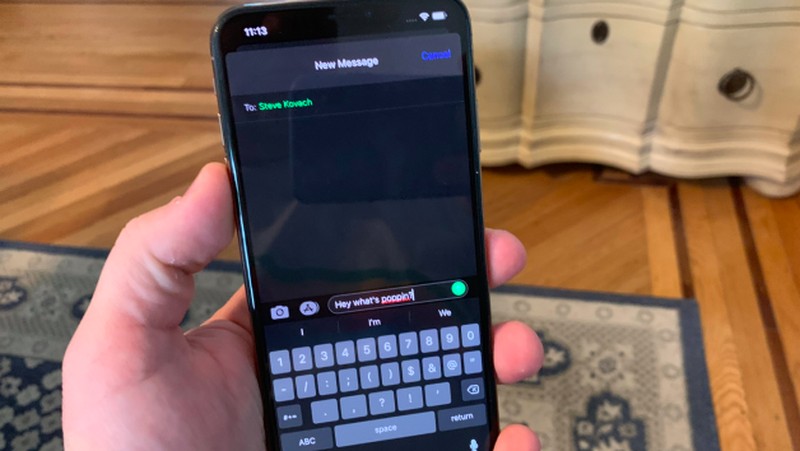 Fitur dark mode ini baru tersedia di iOS 13 versi beta. Berikut penampakannya di iPhone.