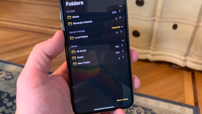 Fitur dark mode ini baru tersedia di iOS 13 versi beta. Berikut penampakannya di iPhone.