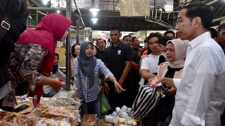 Jokowi dan Jan Ethes berbelanja di Pasar Gede Solo, Minggu (9/6/2019). (Foto: Muchlis Jr - Biro Pers Sekretariat Presiden)