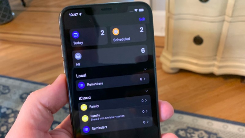 Fitur dark mode ini baru tersedia di iOS 13 versi beta. Berikut penampakannya di iPhone.