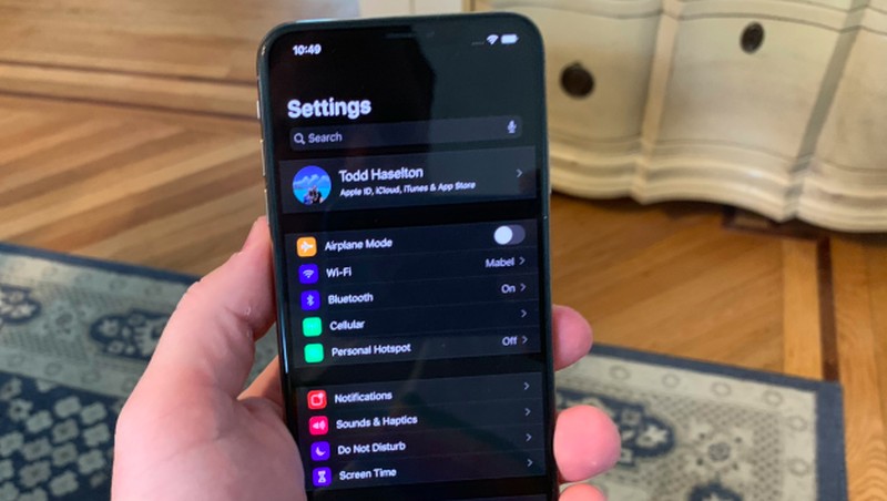Fitur dark mode ini baru tersedia di iOS 13 versi beta. Berikut penampakannya di iPhone.