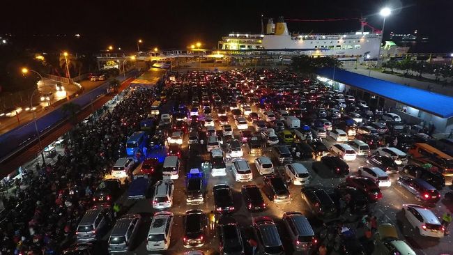 H+3 Lebaran, Macet Panjang Kendaraan Arus Balik di Bakauheni