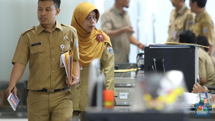 Sejumlah Pegawai Negeri Sipil (PNS) di Balaikota (CNBC Indonesi/Muhammad Sabki)