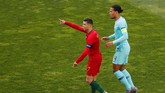 Cristiano Ronaldo mendapatkan pengawalan ketat dari Virgil van Dijk di laga tersebut. (REUTERS/Susana Vera)