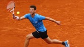 Dominic Thiem bahkan mampu merebut set kedua dengan kemenangan 7-5 sekaligus menyamakan kedudukan menjadi 1-1. Namun Nadal kemudian tampil sempurna di dua set berikutnya. (REUTERS/Kai Pfaffenbach)