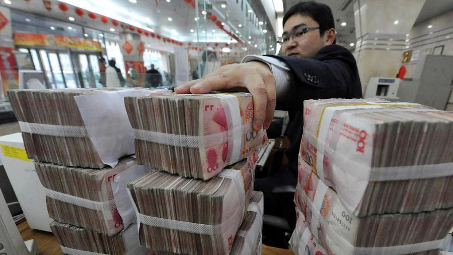 FILE PHOTO: An employee counts Chinese yuan banknotes at a Bank of China branch in Hefei, Anhui province March 10, 2010.   REUTERS/Stringer/File Photo  GLOBAL BUSINESS WEEK AHEAD