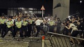 Polisi sendiri sudah menyatakan aksi protes ini berakhir pada tengah malam. Karena itu ketika aksi sudah melewati batas waktu, maka harus dibubarkan. (AP Photo/Vincent Yu)