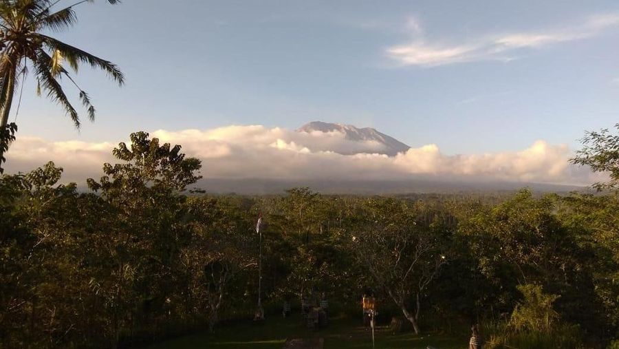 Gunung Agung sempat erupsi siang tadi, namun kini sudah kembali tenang 