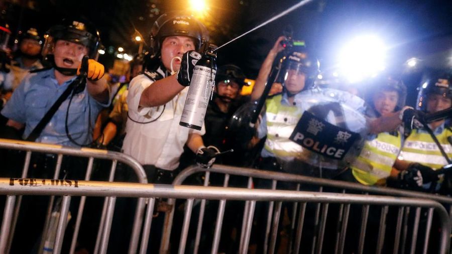 Aksi demo memprotes agar pemerintah menolak atau membatalkan pengesahan RUU ekstradisi di Hong Kong yang diikuti jutaan orang berakhir ricuh.