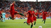 Goncalo Guedes melepaskan tendangan kaki kanan sambil terjatuh usai menerima umpan matang dari Bernardo Silva. (Reuters/Carl Recine)