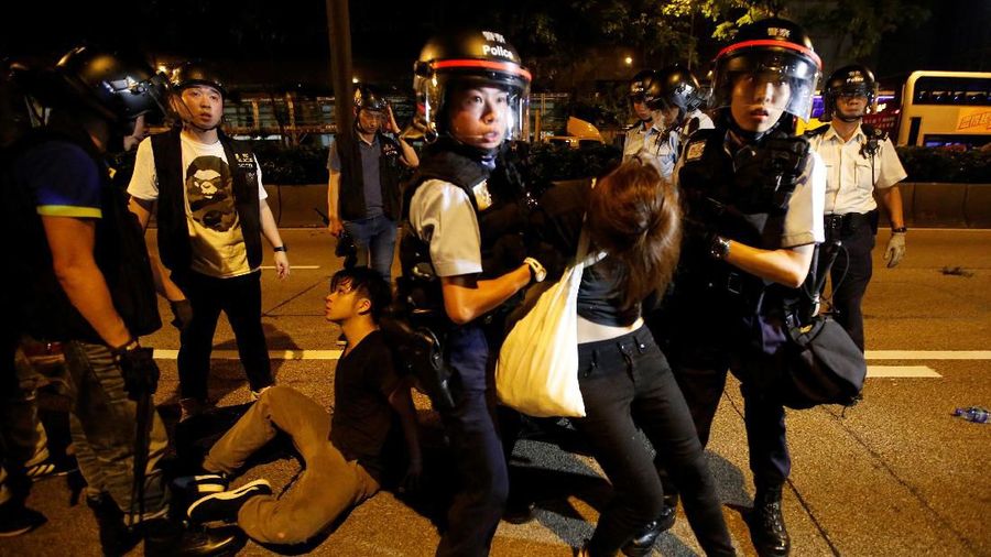 Aksi demo memprotes agar pemerintah menolak atau membatalkan pengesahan RUU ekstradisi di Hong Kong yang diikuti jutaan orang berakhir ricuh.