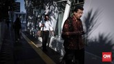 Sementara itu, para sanksi mengancam para Pegawai Negeri Sipil yang bolos pada hari pertama kerja. Selain teguran tertulis, mereka juga akan diskors selama tiga hari jika tidak masuk kerja. (CNNIndonesia/Safir Makki)