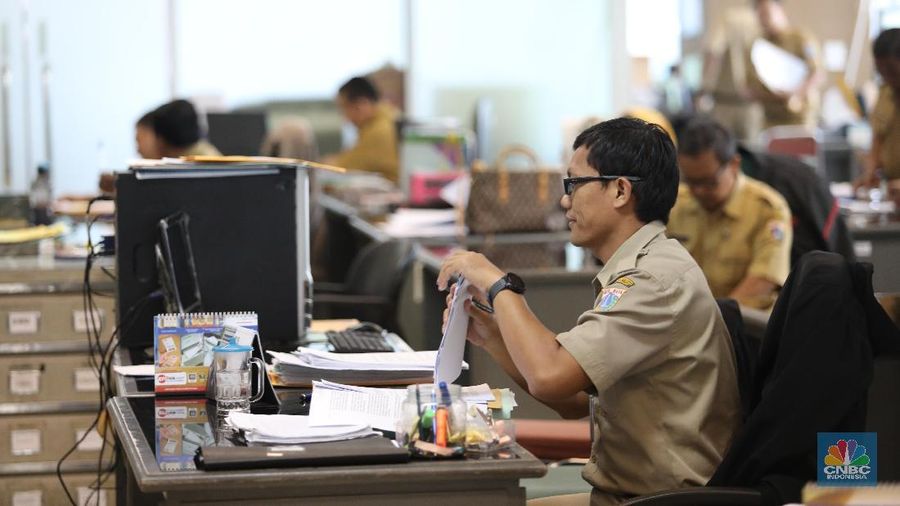 Pemerintah berencana melanjutkan kebijakan untuk menjaga tingkat kesejahteraan Pegawai Negeri Sipil (PNS).