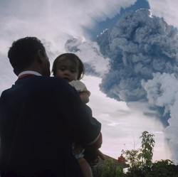 Sinabung Meletus Lagi, Keluarkan Abu Setinggi 1 KM