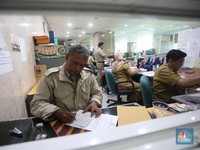 Melihat Para PNS yang Mulai Masuk Kerja Setelah Libur Lebaran
