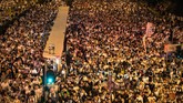 Aksi protes di Hong Kong menolak pengesahan RUU ekstradisi berujung kericuhan pada Senin (10/6) dini hari ketika ratusan demonstran bentrok dengan polisi. (Photo by DALE DE LA REY / AFP)