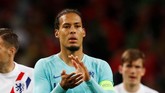 Virgil van Dijk berusaha tegar di akhir laga. Meski kalah, Belanda kini bisa kembali ke persaingan papan atas di Eropa dan dunia. (REUTERS/Rafael Marchante)