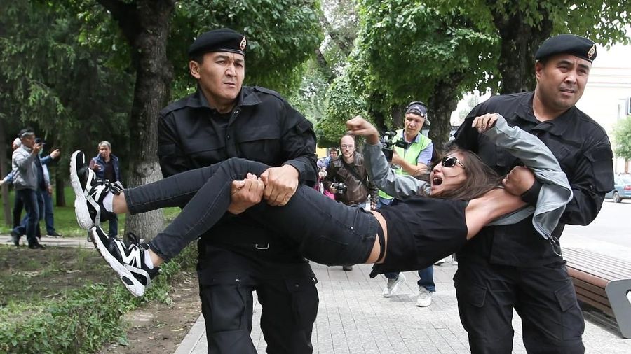 Sekitar 500 orang di Kazakhstan pada hari Minggu (09/06) ditangkap oleh polisi karena melakukan aksi demo jelang pemilihan presiden.