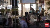 Berdasarkan pantauan CNNIndonesia.com sejak pagi tadi di sejumlah ruas jalan terpantau masih lancar. Laju kendaraan di berbagai ruas jalan utama pun terpantau tanpa hambatan. (CNNIndonesia/Safir Makki)