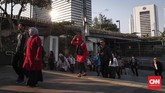Para pekerja di Jakarta sendiri bukan hanya membawa rasa bahagia ketika kumpul dengan keluarga di kampung halaman, tapi juga arus uang. Kamar Dagang dan Industri (Kadin) memperkirakan ada perputaran uang Rp9,7 Triliun selama masa mudik. (CNNIndonesia/Safir Makki)