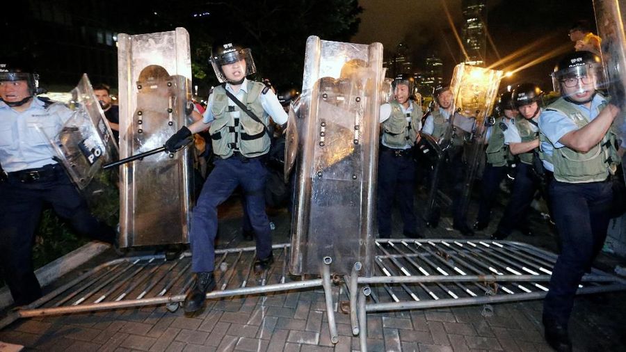 Aksi demo memprotes agar pemerintah menolak atau membatalkan pengesahan RUU ekstradisi di Hong Kong yang diikuti jutaan orang berakhir ricuh.