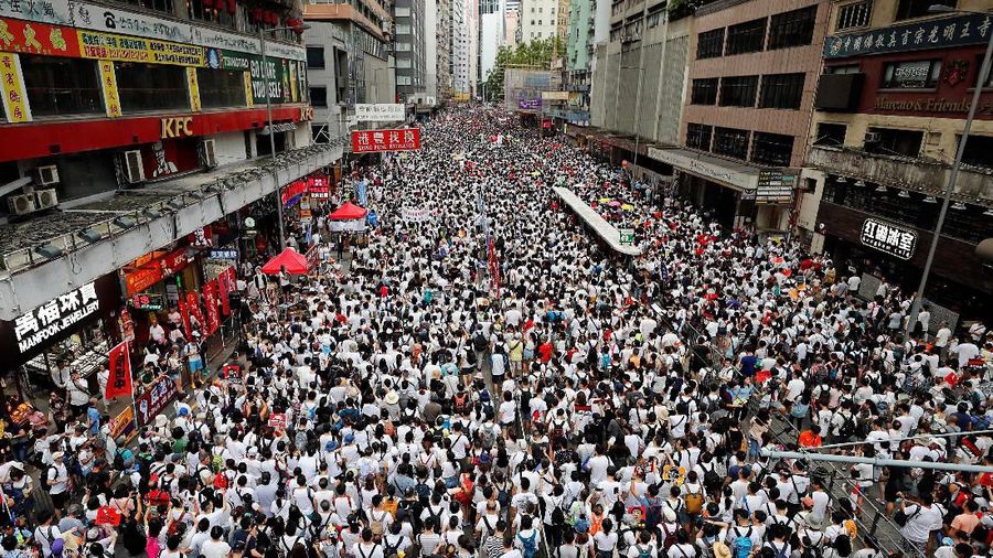 Aksi demo memprotes agar pemerintah menolak atau membatalkan pengesahan RUU ekstradisi di Hong Kong yang diikuti jutaan orang berakhir ricuh.