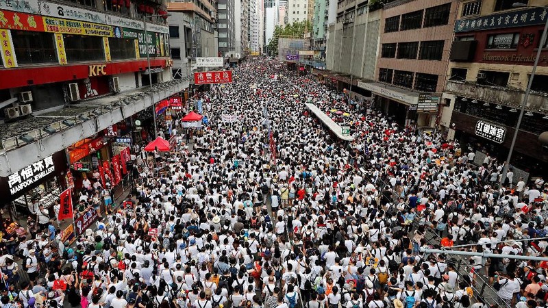 Aksi demo memprotes agar pemerintah menolak atau membatalkan pengesahan RUU ekstradisi di Hong Kong yang diikuti jutaan orang berakhir ricuh.