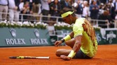 Rafael Nadal menjatuhkan diri usai dipastikan jadi juara Prancis Terbuka. Nadal menang 6-3, 5-7, 6-1, 6-1 atas Dominic Thiem. (REUTERS/Kai Pfaffenbach)