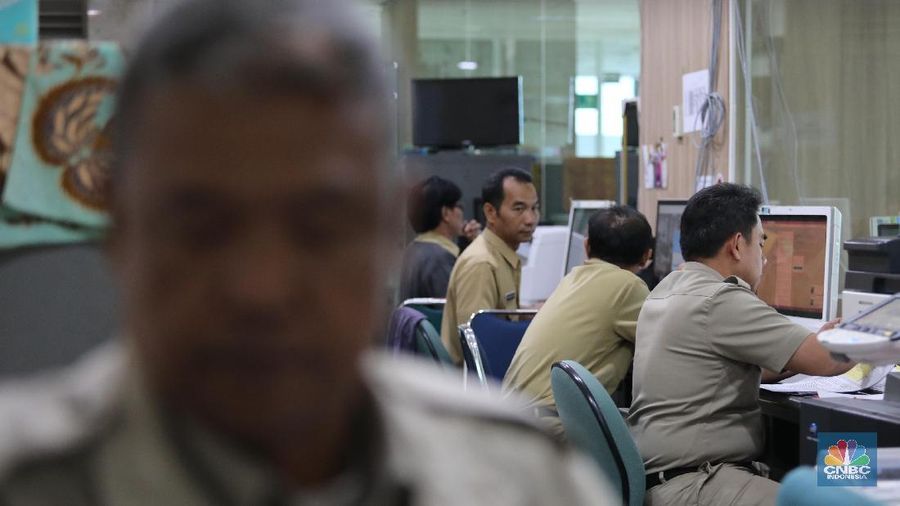 Sejumlah Pegawai Negeri Sipil (PNS) di Balaikota (CNBC Indonesi/Muhammad Sabki)