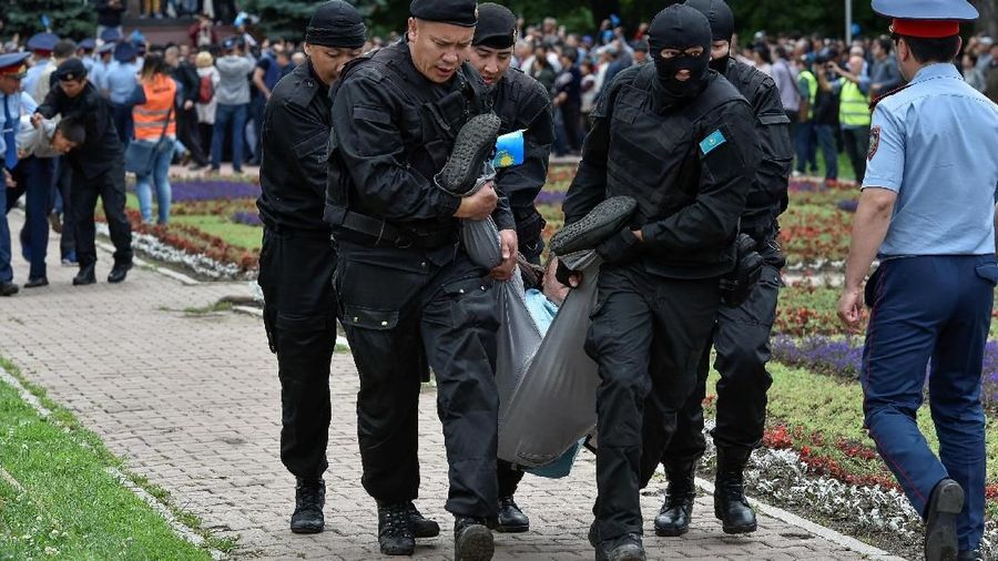 Sekitar 500 orang di Kazakhstan pada hari Minggu (09/06) ditangkap oleh polisi karena melakukan aksi demo jelang pemilihan presiden.