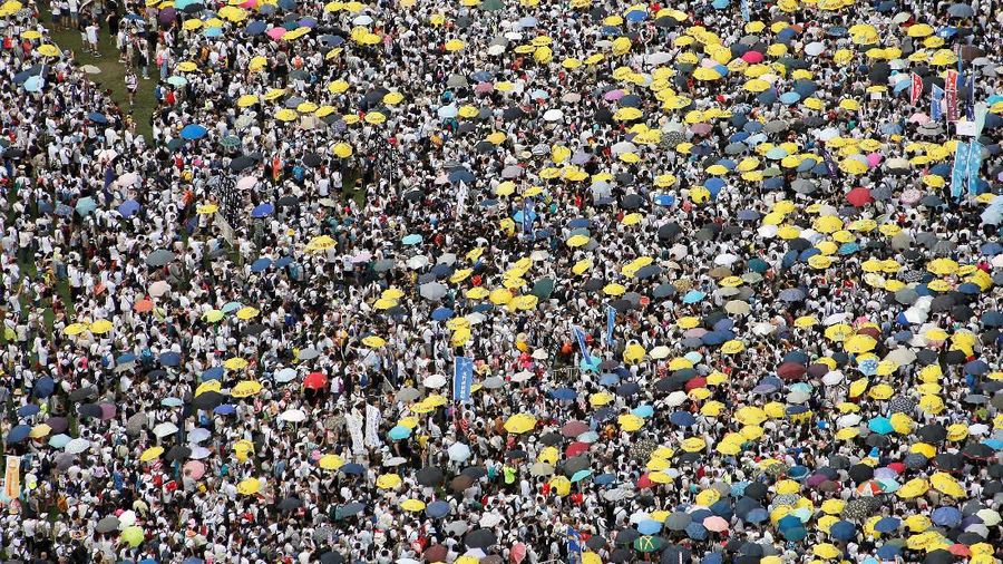 Aksi demo memprotes agar pemerintah menolak atau membatalkan pengesahan RUU ekstradisi di Hong Kong yang diikuti jutaan orang berakhir ricuh.