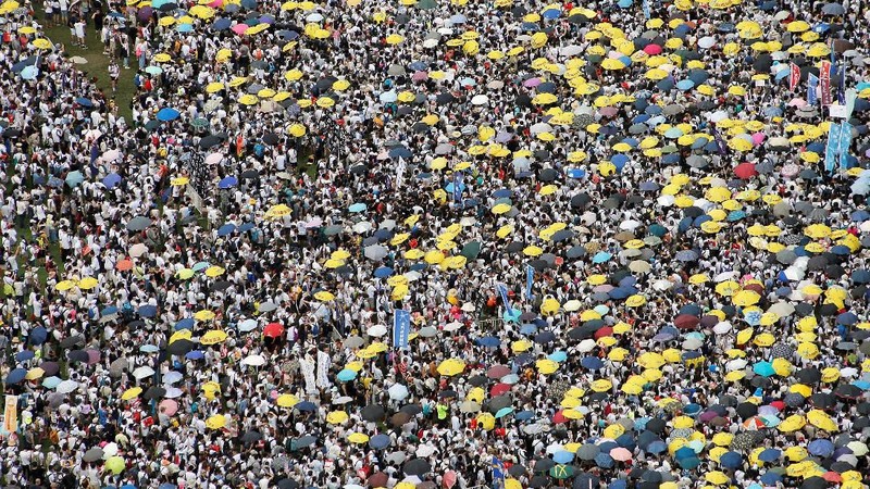 Aksi demo memprotes agar pemerintah menolak atau membatalkan pengesahan RUU ekstradisi di Hong Kong yang diikuti jutaan orang berakhir ricuh.