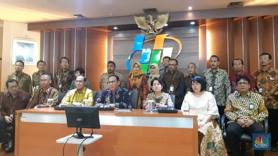 Impor barang China yang dilakukan Indonesia pada Januari-Mei 2019 adalah US$ 18,031 miliar, atau dalam 5 bulan Indonesia impor barang China Rp 254,2 triliun.