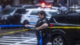 Gubernur New York, Andrew Cuomo mengatakan bahwa insiden tersebut mengembalikan ingatan warga akan serangan 11 September 2001. (Photo by Johannes EISELE / AFP)